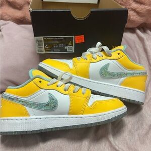 Air Jordan 1 low “recycled” Kids Sneakers Yellow and white
